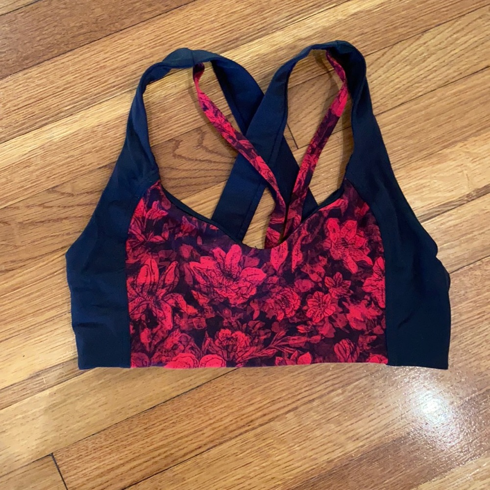 Lululemon sports bra in a beautiful floral and black combo, size 10